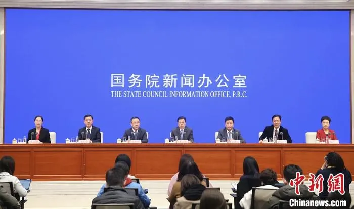 11月16日，国务院新闻办公室在北京举行新闻发布会，中央网信办副主任、国家网信办副主任盛荣华，北京市委常委、宣传部部长莫高义，中央文明办一局局长薛松岩，中央网信办新闻发言人、网络传播局局长谢登科，中央网信办网络社会工作局局长章勋宏，中国网络社会组织联合会秘书长赵晖介绍首届中国网络文明大会有关情况，并答记者问。 中新社记者 易海菲 摄