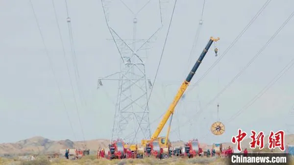吐巴库II回工程是新疆系列重点工程之一，总投资超18亿元。　张梅 　摄