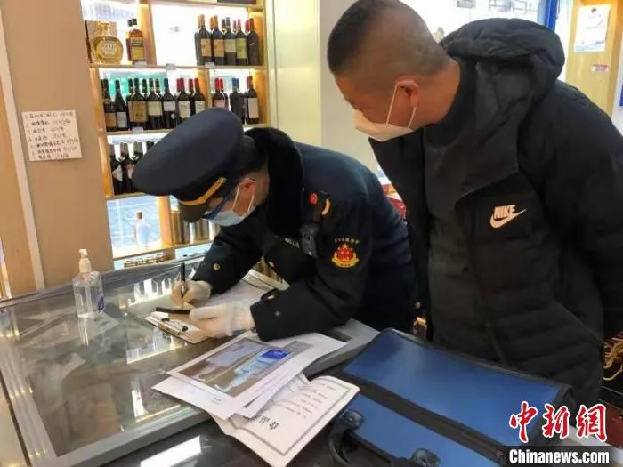 上海开展了为期三个月的防疫物资产品质量大检查，抽查合格率均超90%。　上海市场监管局供图 摄