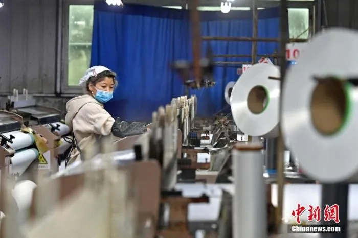 图为2月7日，工人在泉州一工厂作业。 中新社记者 王东明 摄