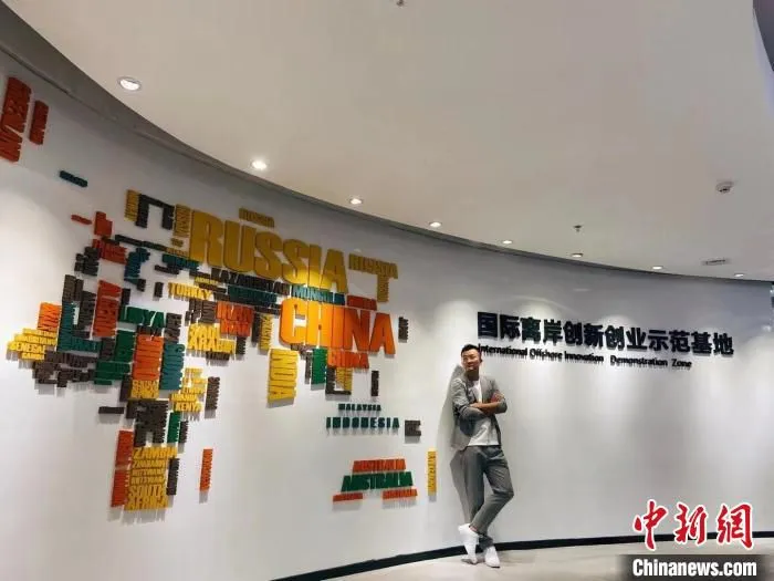 朱昊建议海南自贸港为外资提供稳定的政策环境和法律保障环境。图为他在公司。　受访者供图。
