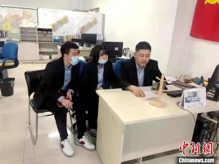 审批人员进行云勘验。铁西区委宣传部供图