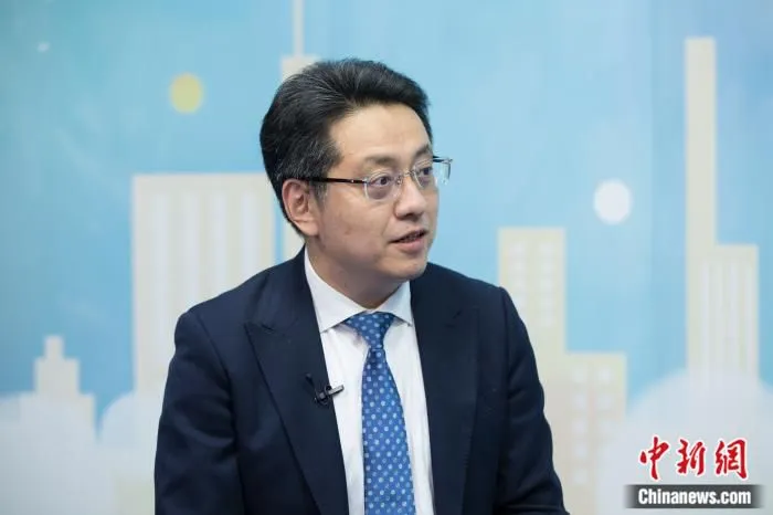 中新网“XXX”栏目专访清华大学中国发展规划研究院执行副院长董煜。 中新网记者 翟璐 摄