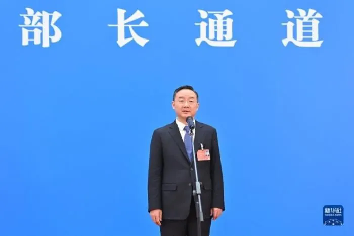 3月5日，第十三届全国人民代表大会第五次会议举行首场“部长通道”采访活动。这是农业农村部部长唐仁健通过网络视频方式接受采访。新华社记者 李鑫 摄