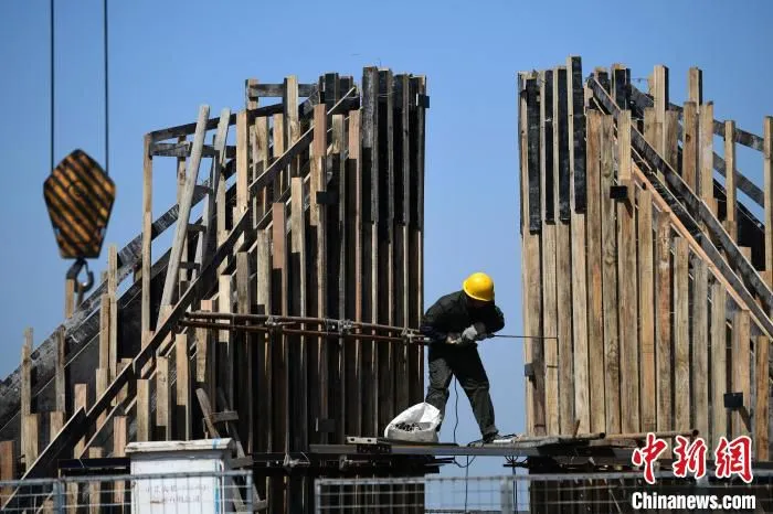 图为施工人员正在安九铁路鳊鱼洲长江大桥主桥北主塔进行封顶作业。　胡国林 摄