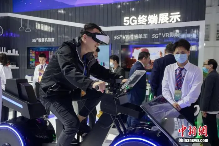 资料图：市民体验VR动感单车。 李南轩 摄