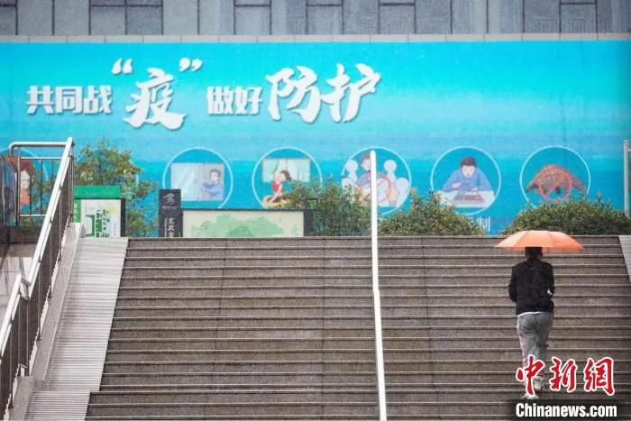 乘客从地铁中走出。　泱波 摄