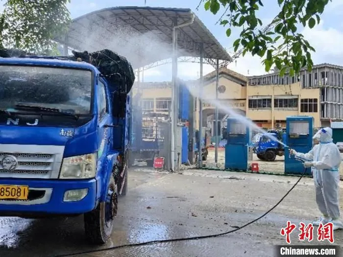 图为平孟口岸做好疫情防控工作保障车辆通关顺畅 广西商务厅供图