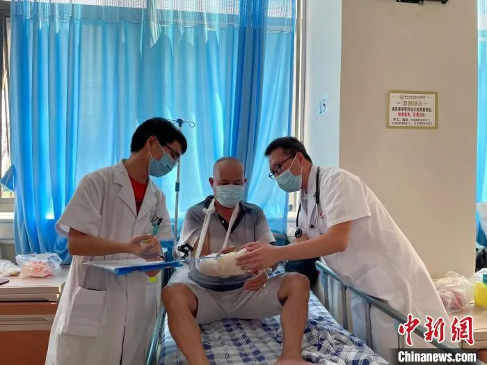 图为东莞市援万医生在万山区医院给患者看病。　杨晓敏 摄