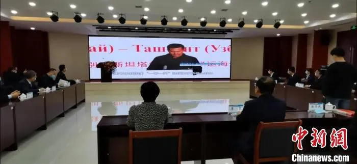 图为乌兹别克斯坦塔什干州副州长乌罗尔博耶维奇通过视频发表致辞。　甘肃(兰州)国际陆港供图