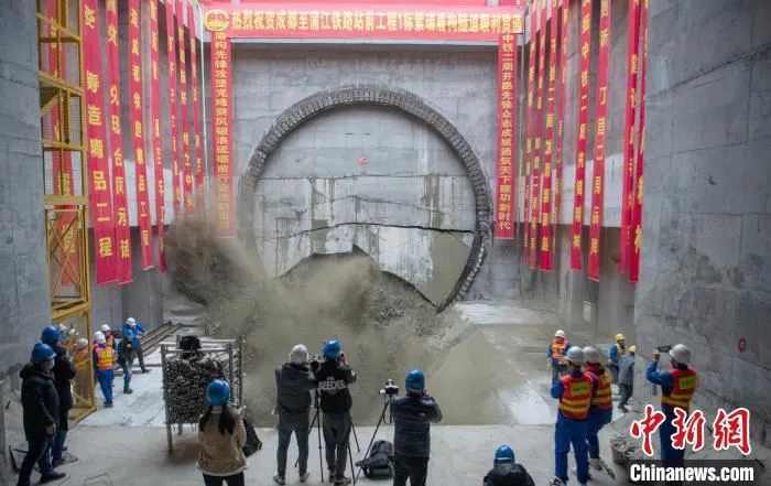 成都至蒲江铁路紫瑞隧道贯通瞬间。　刘忠俊 摄