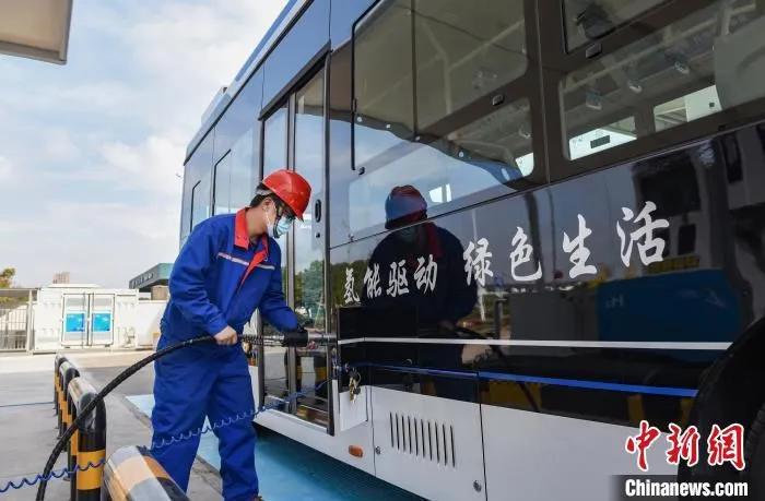 工作人员给公交车加氢气。　李建林 摄