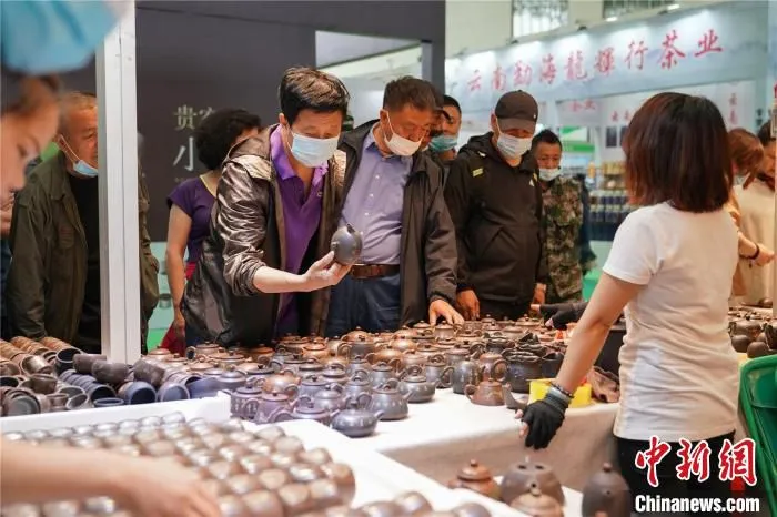 精美茶具在哈尔滨春季茶博会展销 吕品 摄