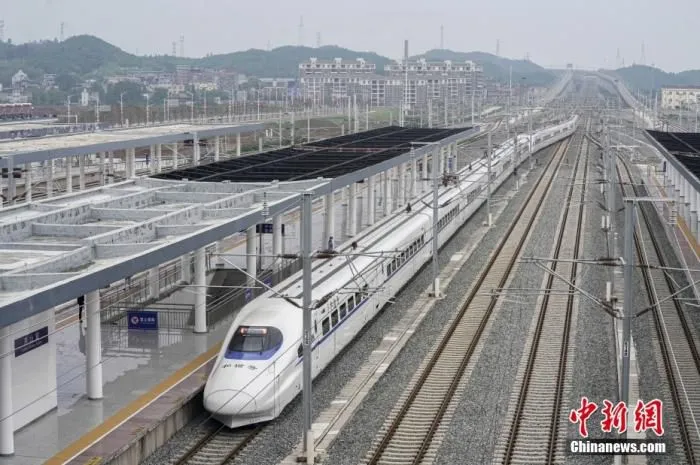 图为4月26日，即将在“五一”期间全面投入使用的安九高铁庐山站。 中新社发 张学东 摄
