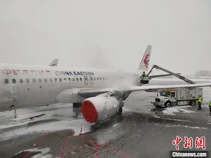 东航安徽分公司进行除雪作业 东航安徽分公司供图