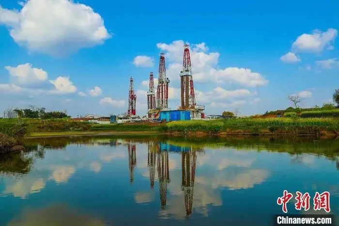 资料图：蓝天白云下的绿色气矿。肖毅 摄