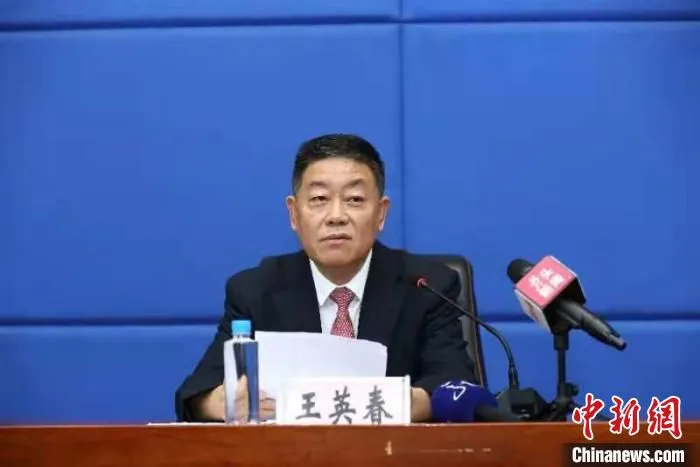 王英春在发布会上介绍相关情况。　黑龙江省人民政府新闻办公室供图