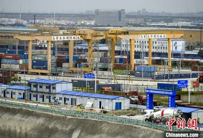 图为7月14日，中欧班列（乌鲁木齐）集结中心一派繁忙景象。 中新社记者 刘新 摄