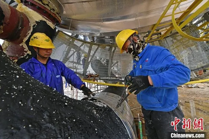 图为6月7日，工人在泉州修造大型户外石化设备。 中新社记者 王东明 摄