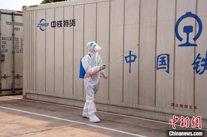 防城港车站工作人员正在对冷链集装箱集体消毒。　李天骄 摄