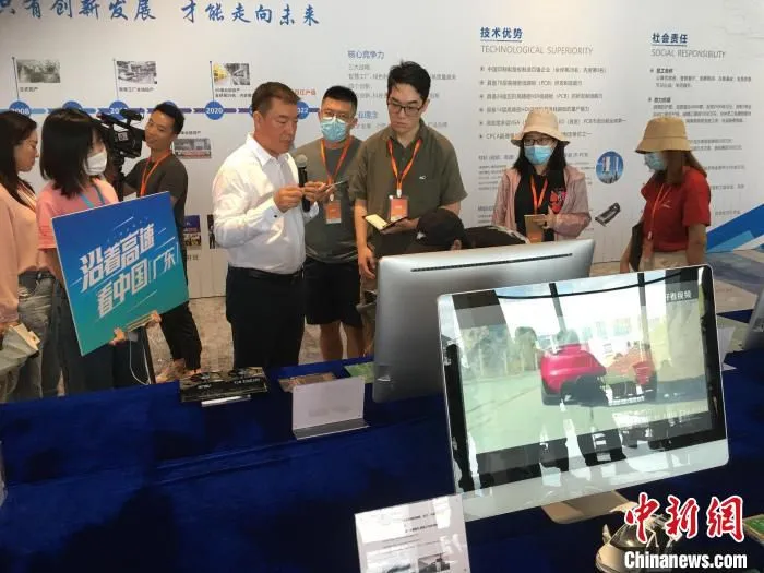 图为陈涛在接受“沿着高速看中囯(广东)”采访团记者采访。　宋秀杰 摄