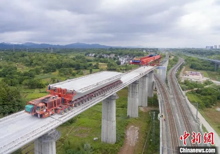 9月7日，昌景黄铁路安徽段跨京台高速公路特大桥架设现场。图为运梁作业。　郎成涛 摄