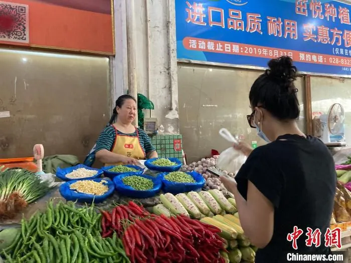 顾客正在购买食材。　陈静 摄