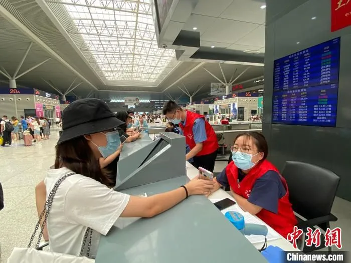 郑州东站服务台处，一名旅客正在询问相关列车车次等问题。　郑州东站供图