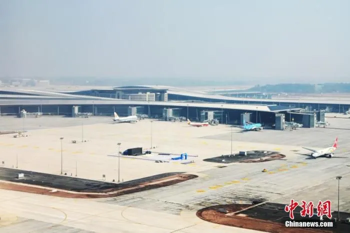 2021年1月22日，6家航空公司客机降落在四川成都天府国际机场，这标志着天府机场真机试飞工作正式启动，向开航投运又迈进一步。图为从飞机上俯瞰成都天府国际机场。 中新社记者 安源 摄