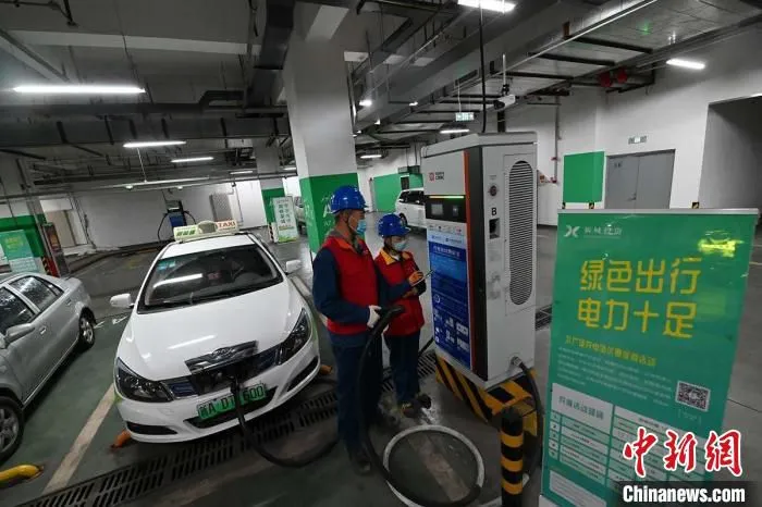 越来越多的电动出租车、私家车，甚至电动卡车出现在天山南北。　刘栋 摄