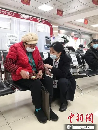 对老年客户进行金融风险防范讲解。工行四川省分行 供图