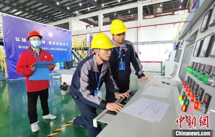 四川省化工总控工职业技能大赛精馏操作现场。　鲍安华 摄