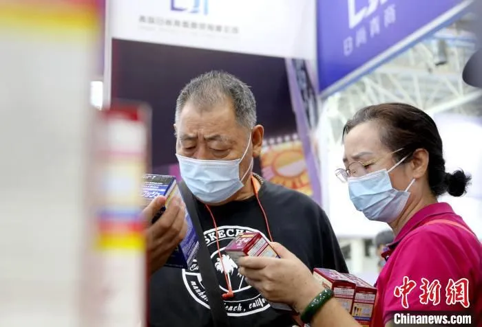 9月8日，消费者在2021济南·日本进口商品博览会上挑选进口商品。　沙见龙 摄
