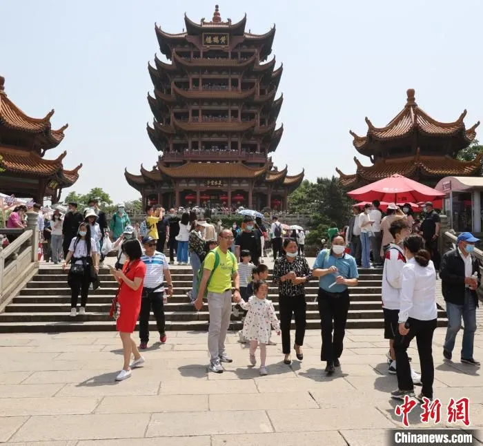 “五一”假期，游客打卡武汉黄鹤楼 张畅 摄