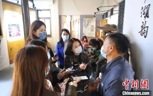 图为媒体团成员在沿湖村采访。　泱波 摄