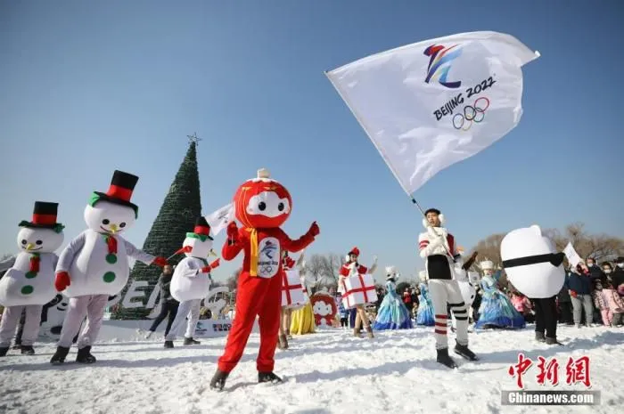 1月1日，北京世界公园“冬日恋歌”冰雪主题巡游。世界公园近日推出欢乐冰雪季暨“北奥探梦”冰雪嘉年华，包括冬奥知识科普活动等主题活动，以冬奥文化为核心，助力北京2022年冬奥会。 中新社记者 赵隽 摄