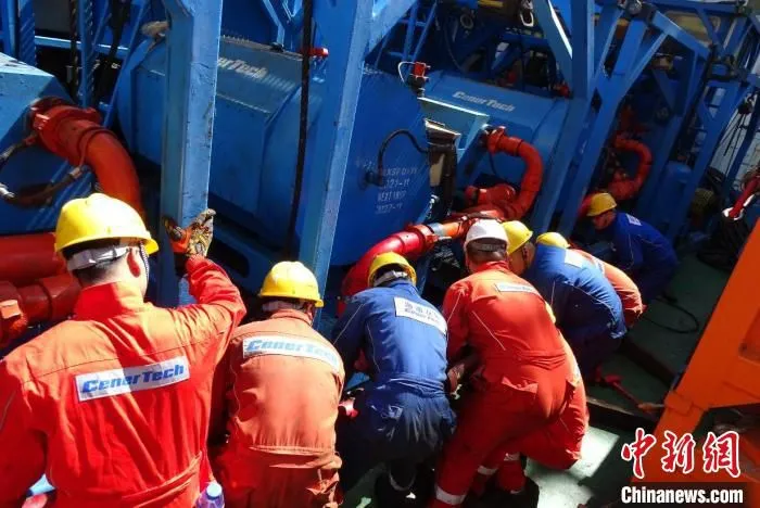 中国海油开展海上压裂作业。　中国海油天津分公司供图
