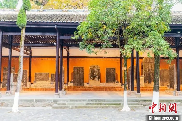 图为白帝城内诗词碑林。　黄维正 摄