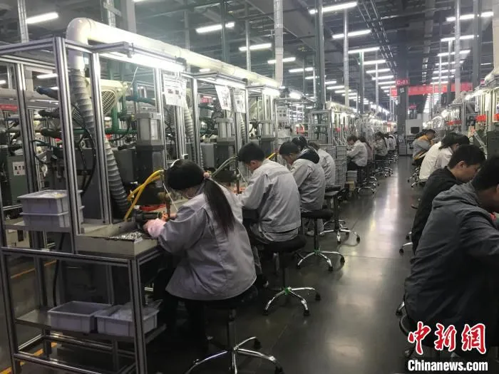 企业员工有序工作 赵强 摄