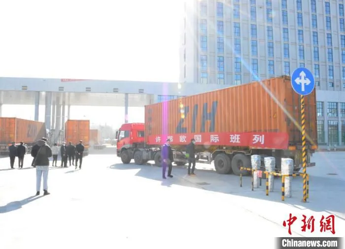 图为发车仪式现场。　翟攀 摄