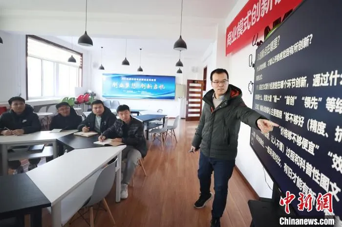 图为在廊坊华航e创空间培训室内，导师正在进行创新创业培训。　贾珺 摄