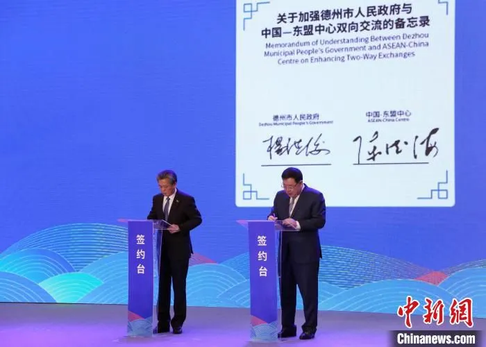 图为相关协议、合作项目签署现场。　沙见龙 摄
