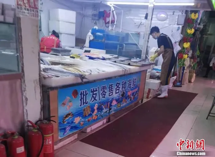 北京丰台区一家菜市场内售卖的水产。 中新网记者 谢艺观 摄