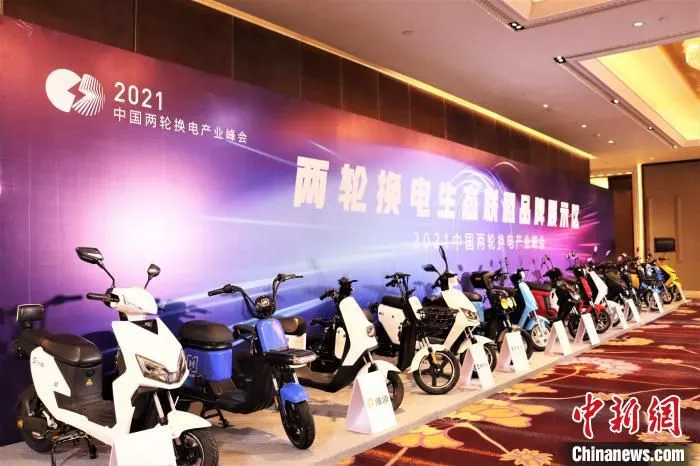 图为两轮换电生态联盟品牌展示区。　叶茂 摄