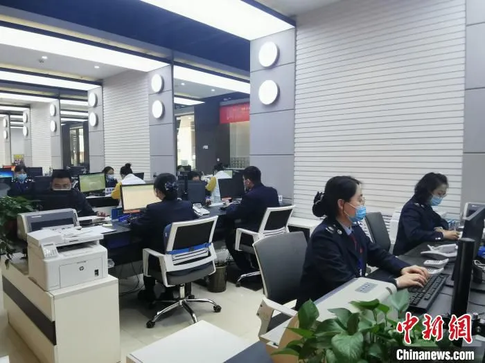 税务部门持续优化出口退税服务，助企壮骨强肌，开拓国际市场。　高瑞峰 摄