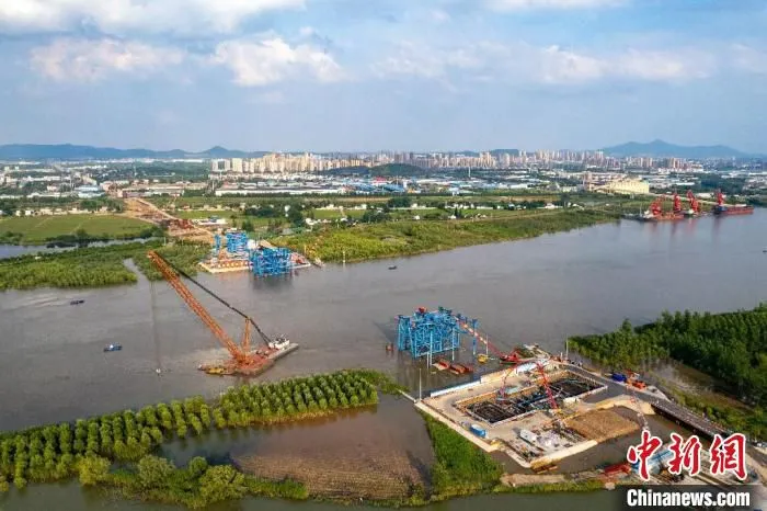航拍巢马城际铁路长江副汊航道桥施工现场。　陈晨 摄