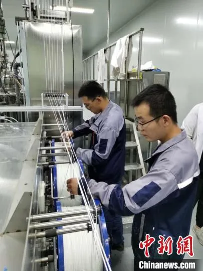 图为甘肃省膜科学技术研究院有限公司内，工作人员生产膜丝。(资料图)甘肃科技集团供图 甘肃科技集团供图 摄