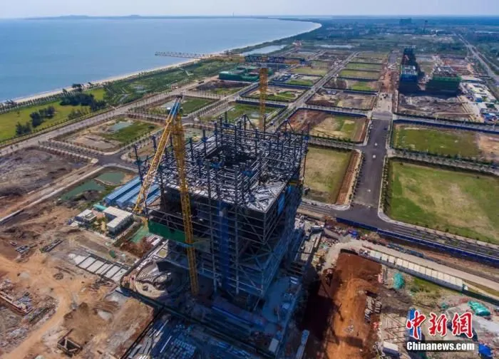 图为6月1日，航拍位于海口市江东新区的海南国际能源交易中心项目工地现场。(无人机照片) 中新社记者 骆云飞 摄
