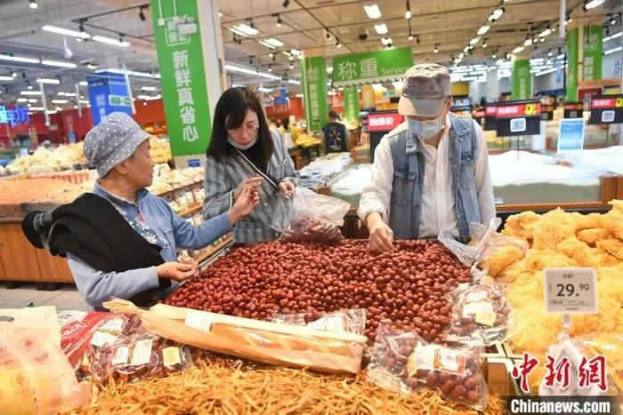 资料图：市民正在超市购物。
中新社记者 张浪 摄
