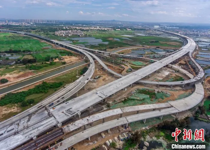 图为航拍正在建设中的G15沈海高速海口段项目，是海南省高速公路与全国高速公路网的首次连接。　骆云飞 摄